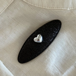 Eleganter schwarzer ovaler Haarclip mit Glitzerstruktur und silbernem Herz-Detail