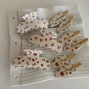 Lot de pinces à cheveux à motifs floraux et cerises dans un plat en céramique