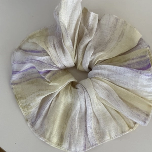 Chouchou style peinture à l'huile avec traits violets sur un tissu en mousseline crème