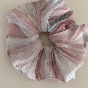 Gros plan du chouchou en tissu style peinture à l'huile avec dégradé rose et gris doux