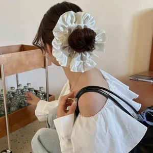 Chouchou élégant en satin crème avec volants et design volumineux de style ballet