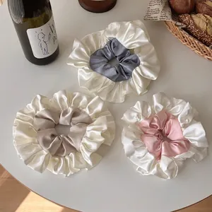 Lot de trois chouchous en satin à volants en rose, beige et bleu avec éclat perlé