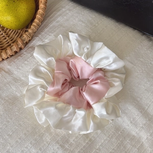 Détails du chouchou en satin double couche avec volants plissés rose et blanc