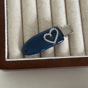 Dunkelblauer Acetat-Haarclip mit Strassherz und silberner Entenschnabel-Haarklammer für Damen