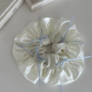 Chouchou élégant en satin avec nœuds en ruban bleu et perles pour femme