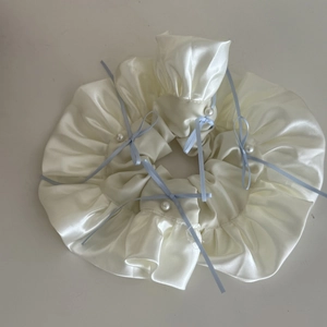 Chouchou élégant en satin crème avec nœud en ruban bleu clair et perles blanches