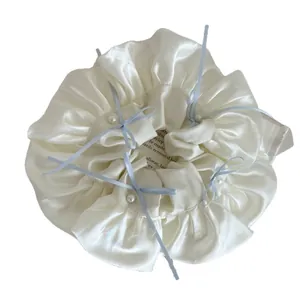 Chouchou élégant en satin crème avec des nœuds bleu clair et perles blanches