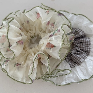 Set di 3 grandi elastici scrunchie in beige floreale e pizzo bianco per capelli eleganti