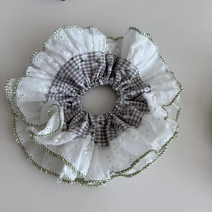 Elastico per capelli floreale verde con pizzo e motivo a quadri per acconciature eleganti