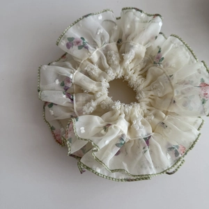 Dettaglio dell'elastico scrunchie floreale in chiffon con bordi verdi e pois a rilievo