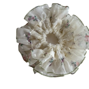 Scrunchie floreale in chiffon con motivi a rose rosa e bordi smerlati verdi da donna