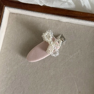 Detailansicht der rosa Stoff-Haarklammer mit Perlen-Schleife und hochwertigen Kunstperlen