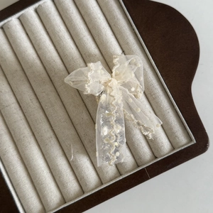 Élégante pince à cheveux avec nœud en dentelle beige à pois et strass de style vintage