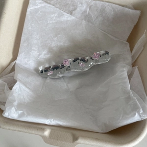 Silberne gewellte Haarspange mit funkelnden rosa Schmucksteinen im Prinzess-Schliff