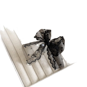 Barrette à cheveux élégante en dentelle noire avec tulle à pois et strass brillants