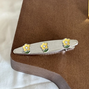Silver vintage flower hair clip with yellow floral pattern on high-quality alloy base
