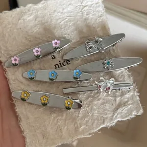 Vintage Silver Alloy Flower Hair Clip Enamel Rhinestone Duckbill Clip Minimalist Fashion Hair Accessories For Women Daily Party Jewelry