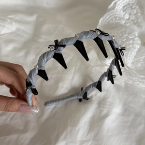 Ballet-style headband with black bows, silver glitter fabric and teeth for women
