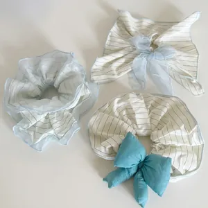 Lot de trois chouchous rayés bleu sel de mer avec détails en tulle et nœuds papillon