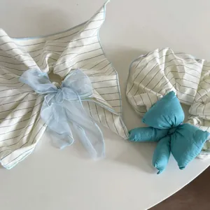 Détails des chouchous à rayures bleues avec maille transparente et perle décorative