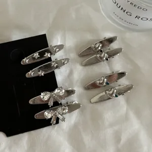 Détails des barrettes à cheveux argentées avec motifs nœuds, étoiles et strass brillants