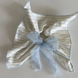 Chouchou à rayures bleues avec nœud en organza et perle pour coiffures douces