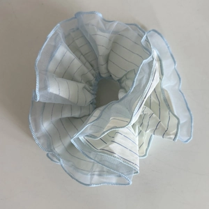 Détail du chouchou à rayures bleues avec revêtement en mesh doux et bordures travaillées