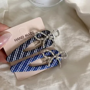 Barrettes à cheveux style nautique avec nœuds en strass et tissu rayé bleu