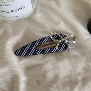 Barrette marine à rayures bleues et blanches avec nœud en strass pour femme