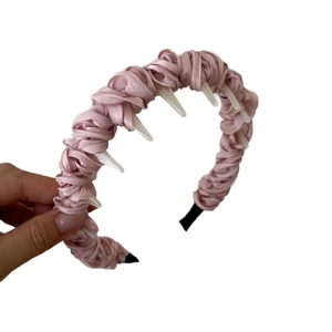 Cerchietto in raso rosa con pettine a denti antiscivolo e design floreale