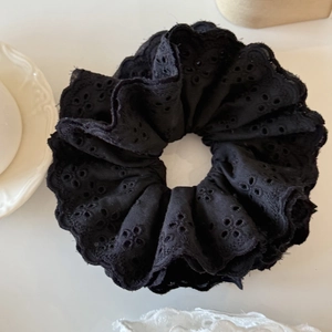Chouchou élégant en dentelle noire à quatre couches avec broderie florale style ballet