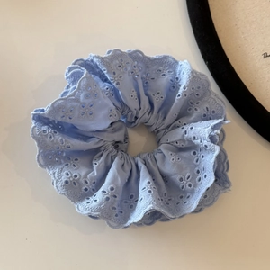Chouchou élégant en dentelle bleu clair avec broderie florale et bords ondulés