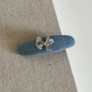 Fermaglio per capelli in denim blu con elegante fiocco in metallo argentato