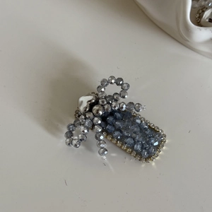 Eleganter Haarclip mit grauen Kristallperlen, Schleife und silbernem Herz-Detail