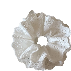 Chouchou élégant à quatre couches en dentelle florale blanche pour coiffure femme