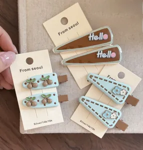 Primer plano detallado de pinzas para el cabello azules y marrones con motivos florales