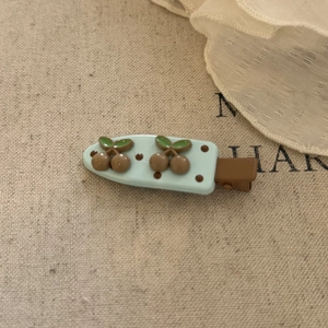 Pinza para el pelo azul claro con lunares marrones y detalles de cerezas verdes
