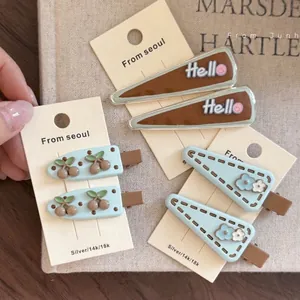 Set de tres pinzas para el cabello estilo coreano con cereza azul y motivos Hello
