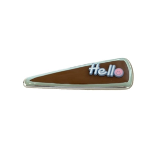 Pinza para el pelo triangular en verde menta y marrón con texto Hello 3D y cara sonriente