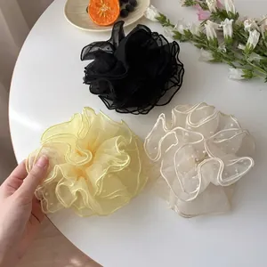 Tre elastici per capelli oversize in organza a pois nei colori nero, giallo e albicocca