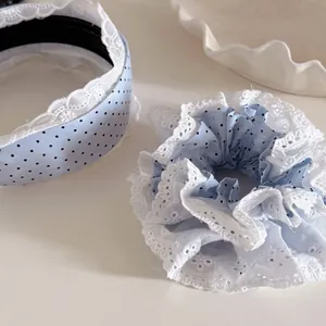 Ensemble chouchou et serre-tête bleu à pois avec bordure en dentelle blanche élégante