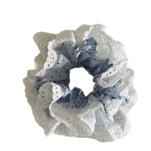 Chouchou superposé en dentelle blanche évidée et tissu bleu à pois pour femmes