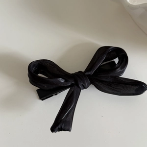 Pince à cheveux élégante avec nœud en organza noir et clip en métal pour femmes