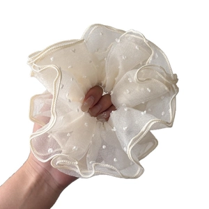 Elastico scrunchie oversize in mesh crema a pois bianchi per acconciature voluminose