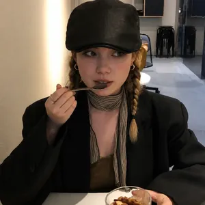 Casquette militaire noire classique avec finition texturée pour tenue urbaine décontractée