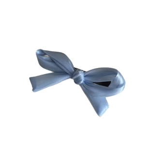 Barrette nœud en satin bleu clair pour femme avec finition soyeuse et pince crocodile