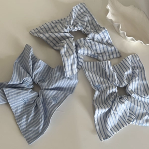 Set di tre elastici per capelli a righe blu e bianche con fiocchi ricamati per capelli