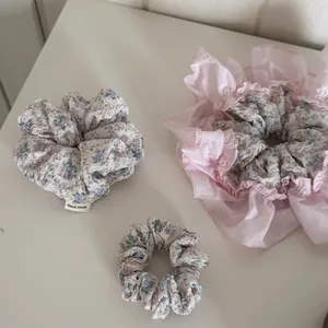 Set di elastici per capelli floreali in cotone rosa e organza con dettaglio fatto a mano