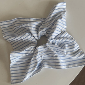 Elastico per capelli a righe blu e bianche con ricamo e fiocco per acconciature alla moda