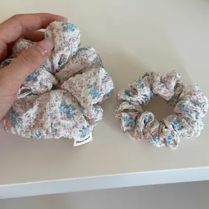 Set elastici per capelli floreali in seersucker rosa e blu con etichetta fatta a mano
